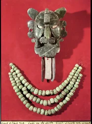 Peitoral zapoteca em forma de máscara representando o deus morcego, Piquete Zina, de Monte Albán, Oaxaca (jade), e colar olmeca feito de 90 contas em forma de cabaça, de La Venta, Tabasco (ardósia)